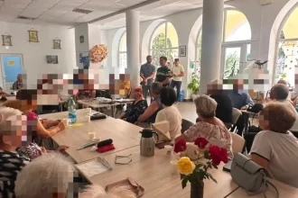 FOTO Aciune preventiva la Centrul pentru vrstnici din Cugir Sfaturile poliitilor pentru 50 de seniori pentru a evita sa devina victime ale infraciunilor sau accidentelor neplcute