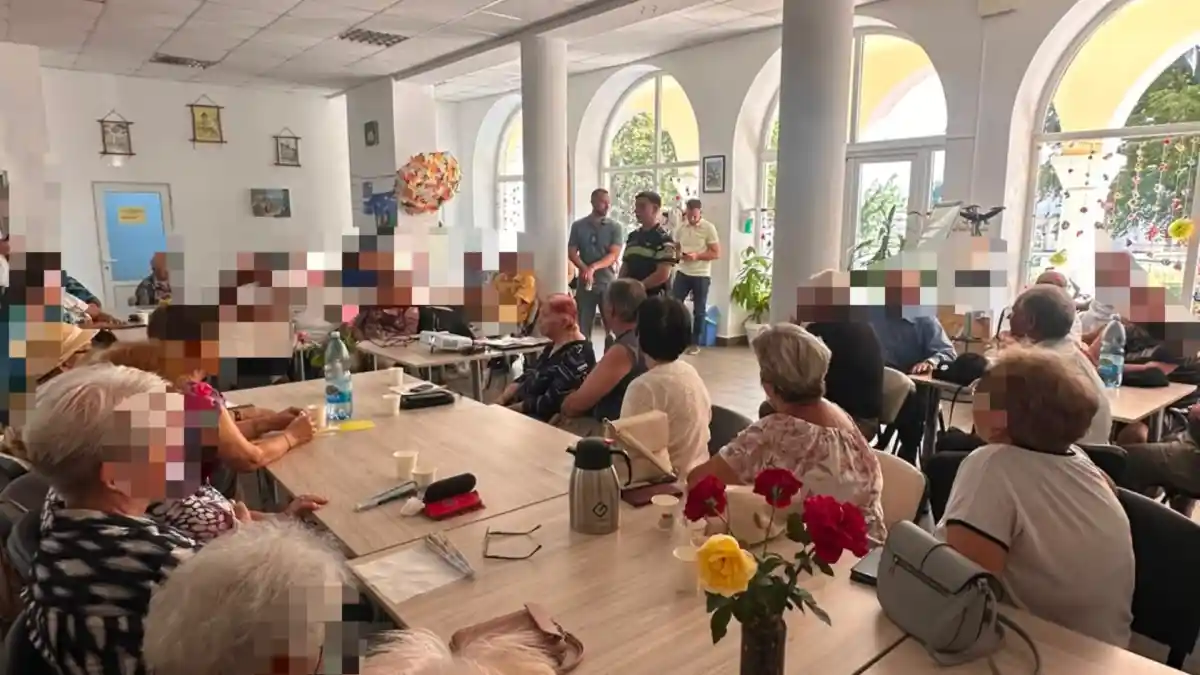 FOTO Aciune preventiva la Centrul pentru vrstnici din Cugir Sfaturile poliitilor pentru 50 de seniori pentru a evita sa devina victime ale infraciunilor sau accidentelor neplcute