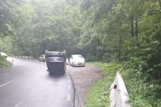FOTO Al doilea accident auto la Bucium Cerbu O alta masina s a rasturnat in zona Dealul Mare