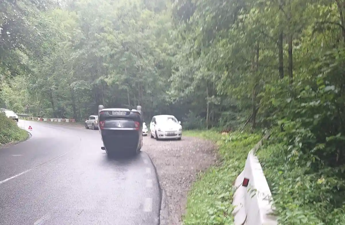 FOTO Al doilea accident auto la Bucium Cerbu O alta masina s a rasturnat in zona Dealul Mare