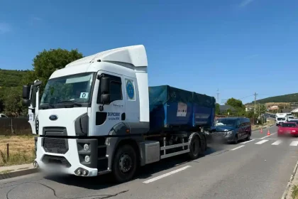 FOTO Echipaj de la Serviciul de Ambulanta Judetean Alba interventie la un accident intre un camion si un microbuz in judetul Cluj Au acordat primul ajutor unei femei de 40 de ani aflata in trecere
