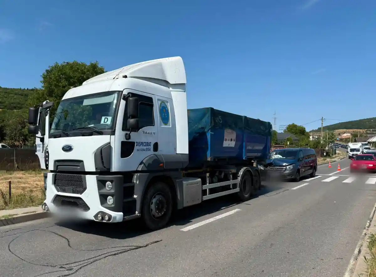 FOTO Echipaj de la Serviciul de Ambulanta Judetean Alba interventie la un accident intre un camion si un microbuz in judetul Cluj Au acordat primul ajutor unei femei de 40 de ani aflata in trecere