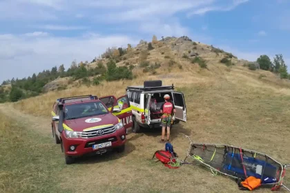 FOTO Interventie a Salvamont Alba la Coltii Trascau O turista maghiara cu fractura la picior evacuata in siguranta de salvatori