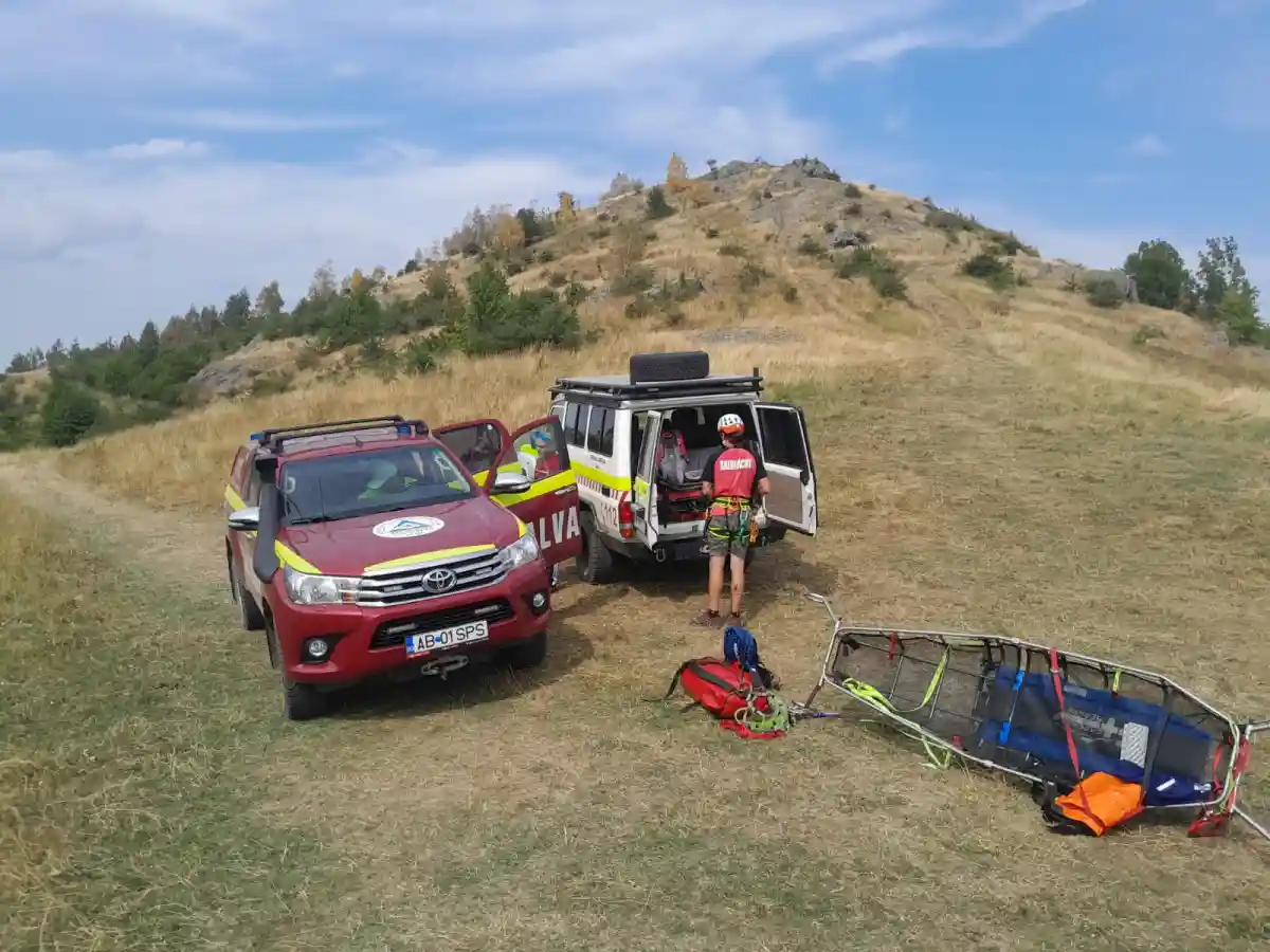 FOTO Interventie a Salvamont Alba la Coltii Trascau O turista maghiara cu fractura la picior evacuata in siguranta de salvatori