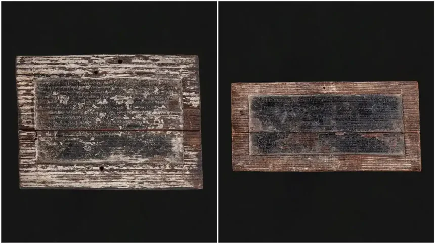 Foto Contracte de munca vechi de aproape 1900 de ani inscrise pe tablite cerate si descoperite la Alburnus Maior Rosia Montana expuse la Muzeul National de Istorie a Romaniei