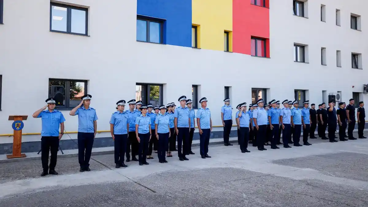 Foto Doi ofiteri si 32 de subofiteri de la Jandarmeria Alba au fost promovati in gradul urmator Sa imbratisati noul grad cu aceeasi integritate