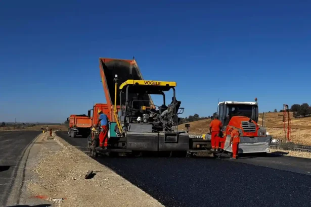 Foto Lucrarile din exteriorul tunelurilor de pe santierul sectorului autostrazii A1 Margina Holdea au intrat intr o noua etapa Se demonteaza parapetul existent si se frezaza asfaltul uzat