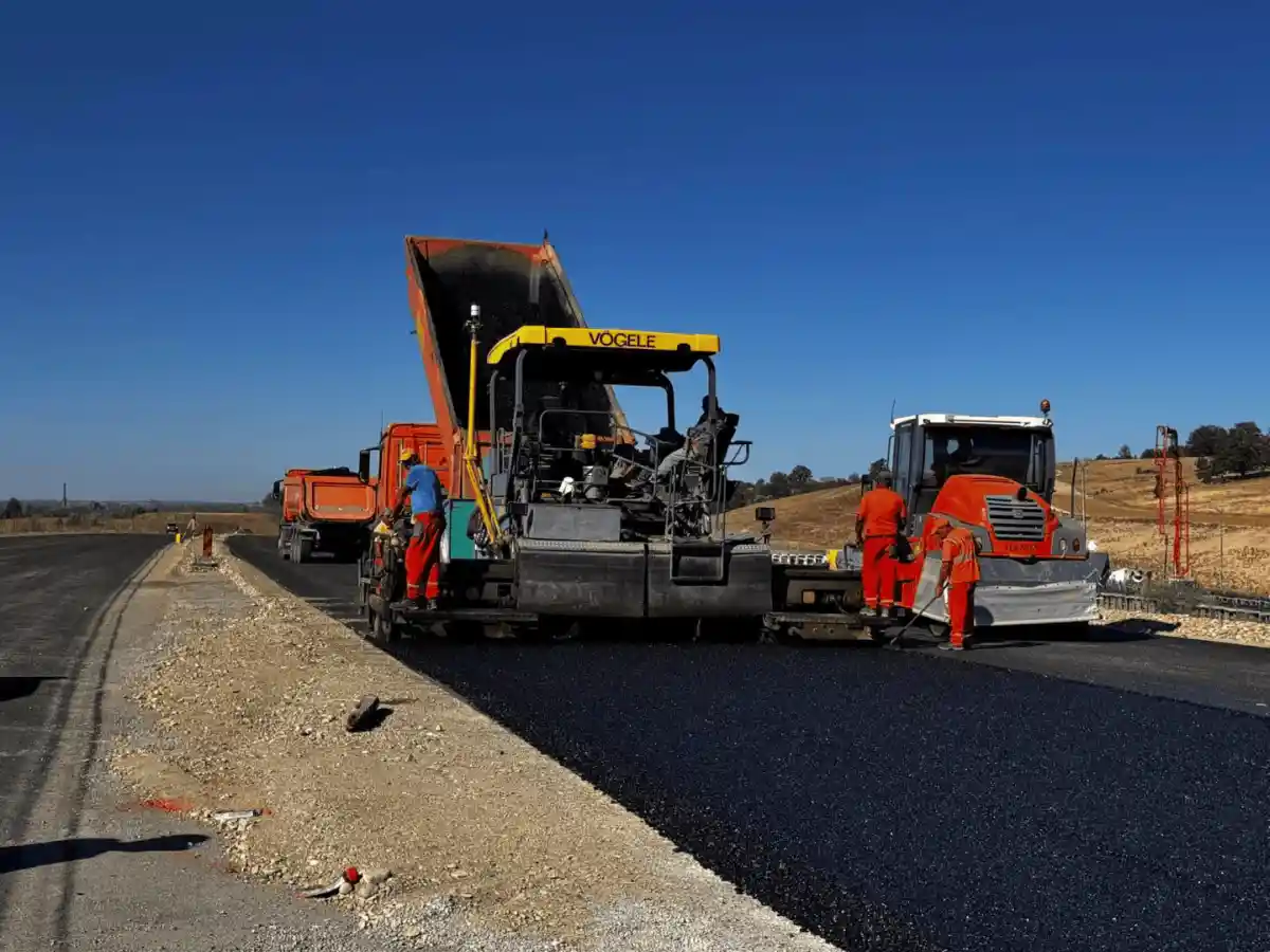 Foto Lucrarile din exteriorul tunelurilor de pe santierul sectorului autostrazii A1 Margina Holdea au intrat intr o noua etapa Se demonteaza parapetul existent si se frezaza asfaltul uzat