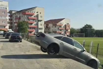 Foto Stirea ta La vale cu masina ca pe scari Imagini socanta in parcarea VIP a Stadionului Cetate din Alba Iulia