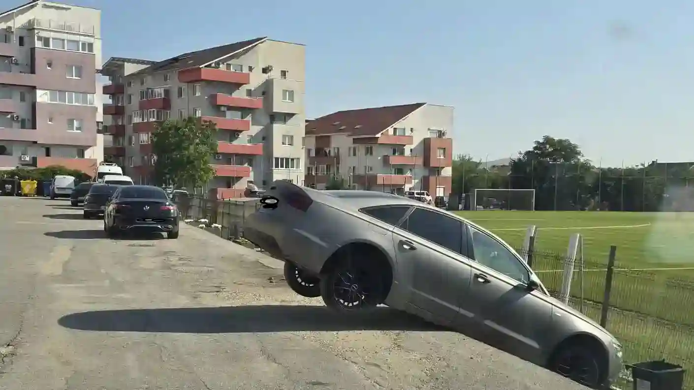 Foto Stirea ta La vale cu masina ca pe scari Imagini socanta in parcarea VIP a Stadionului Cetate din Alba Iulia
