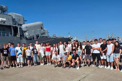 Foto Vacanta la mare pentru peste 40 de elevi de la Colegiul Militar din Alba Iulia cu rezultate scolare remarcabile Au vizitat si Fregata Regina Maria si Submarinul Delfinul