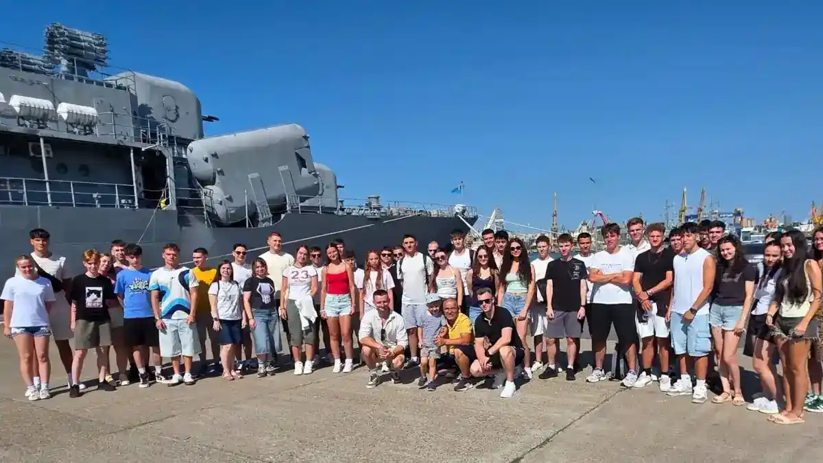 Foto Vacanta la mare pentru peste 40 de elevi de la Colegiul Militar din Alba Iulia cu rezultate scolare remarcabile Au vizitat si Fregata Regina Maria si Submarinul Delfinul