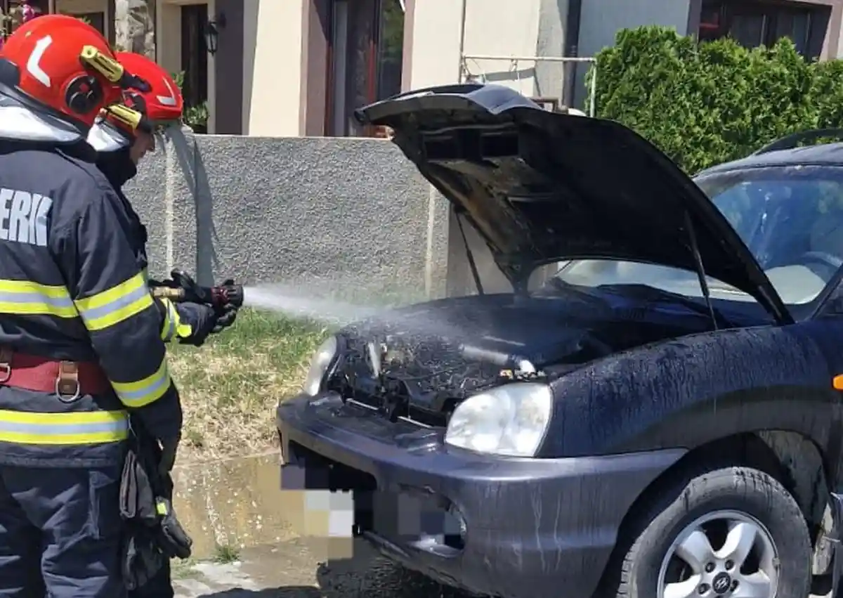 INCENDIU la un automobil in satul Cistei Intervin pompierii din Blaj si SVSU Mihalt