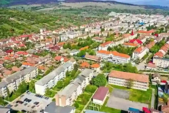 Iluminatul public din Cugir ajustat pe timp de noapte Primaria reduce intensitatea luminii pentru a eficientiza consumul de energie