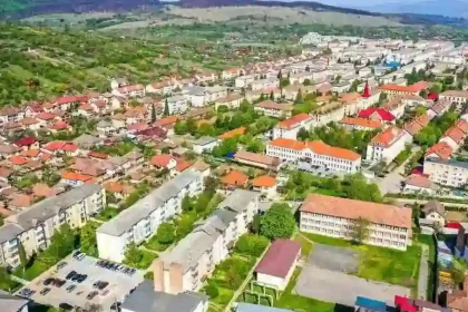 Iluminatul public din Cugir ajustat pe timp de noapte Primaria reduce intensitatea luminii pentru a eficientiza consumul de energie
