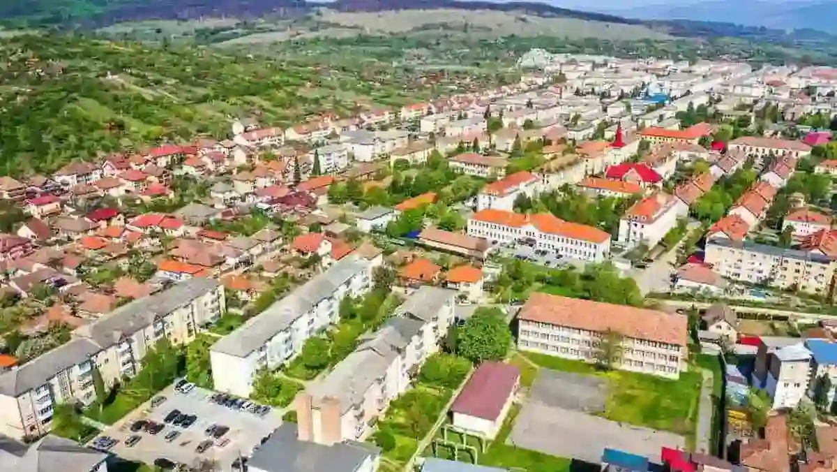 Iluminatul public din Cugir ajustat pe timp de noapte Primaria reduce intensitatea luminii pentru a eficientiza consumul de energie