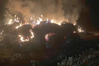 Incendiu in Bucerdea Granoasa Baloti de fan in flacari