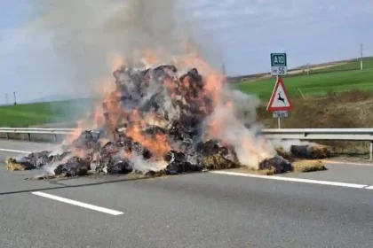 Incendiu la o semiremorca ce transporta gazon pe autostrada A10 directia Alba Aiud Intervin pompierii din Alba Iulia
