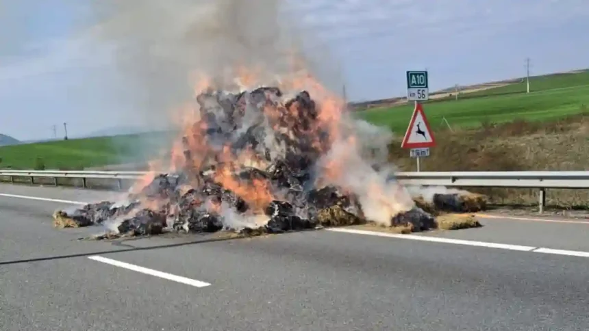 Incendiu la o semiremorca ce transporta gazon pe autostrada A10 directia Alba Aiud Intervin pompierii din Alba Iulia