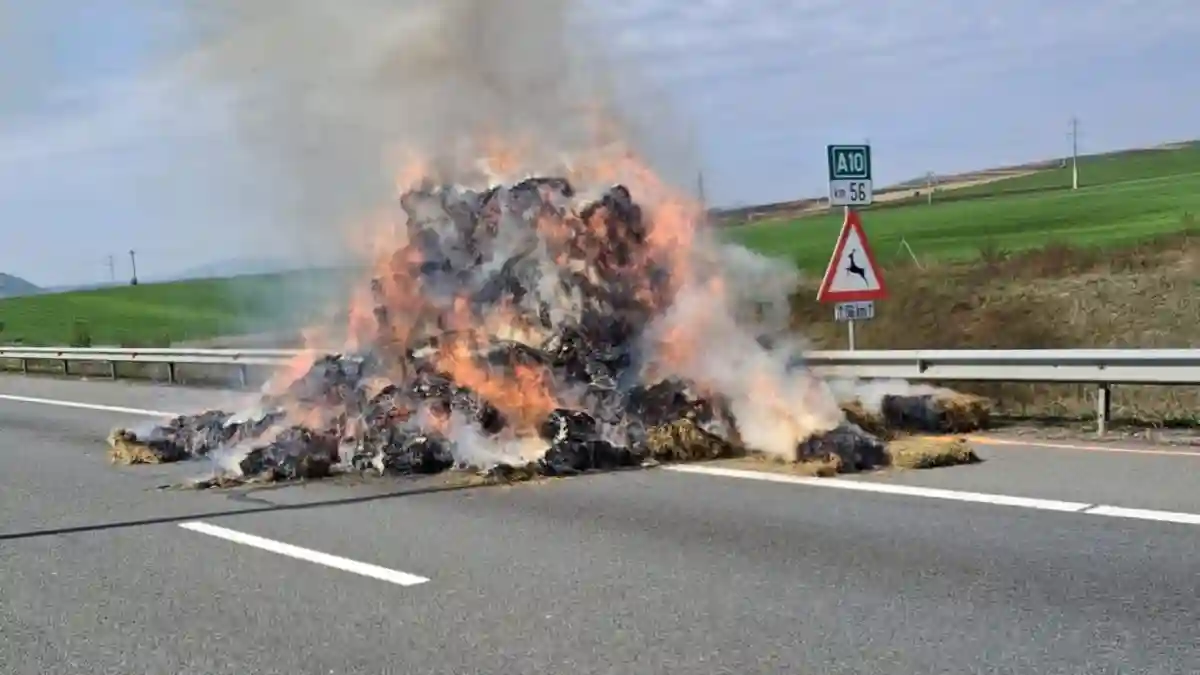 Incendiu la o semiremorca ce transporta gazon pe autostrada A10 directia Alba Aiud Intervin pompierii din Alba Iulia