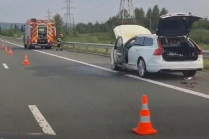 Incendiu la un automobil pe autostrada A1 Pompierii intervin in apropierea localitatii Sibiseni
