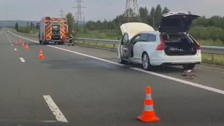 Incendiu la un automobil pe autostrada A1 Pompierii intervin in apropierea localitatii Sibiseni