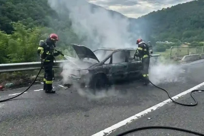 Incendiu la un automobil pe autostrada A10 Sebes Turda Pompierii intervin pe directia Sebes Alba