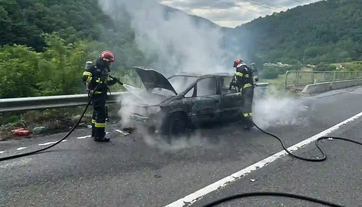 Incendiu la un automobil pe autostrada A10 Sebes Turda Pompierii intervin pe directia Sebes Alba