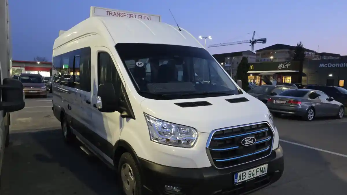 Microbuzul Primariei Alba Iulia oprit de politie in trafic Nu avea RCA iar soferul nu avea atestat profesional