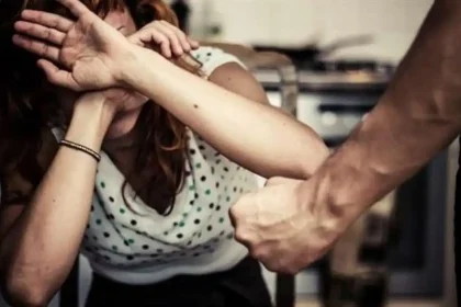 Minora din Sebes hartuia si amenintata de un barbat casatorit Cei doi s ar fi cunoscut ndoara perioada in care consumau droguri impreuna si au avut o relatie Sa emi un ordin de protectie pe numele sau