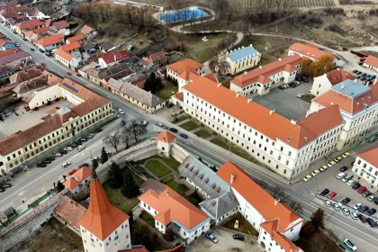 Primaria Municipiului Aiud organizeaza un concurs de recrutare pentru ocuparea unui post vacant de asistent social grad debutant in cadrul Directionei de Asistenta Sociala Detalii despre calendar si conditiile de participare