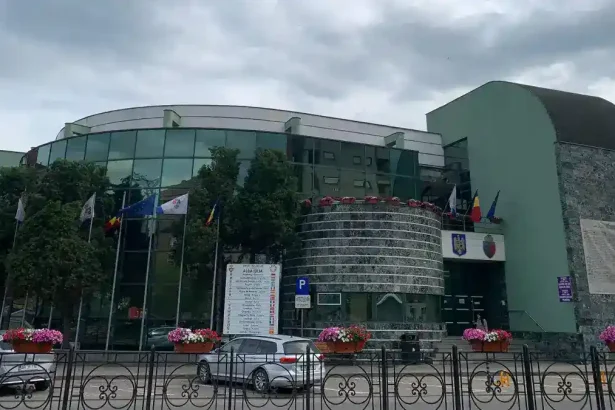 Sa aveti o viata buna si unii chiar reusesc Primaria Alba Iulia imprumuta 30 de milioane de euro returneaza aproape 48 5 milioane si mai cheltuie 200 000 de lei plus TVA pentru a ne convinge ca este o idee buna