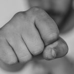 Scandal intr un local din Cugir Un adolescent de 17 ani a fost batut de un barbat de 38 de ani din cauza unor neinteleggeri Agresorul a fost retinut