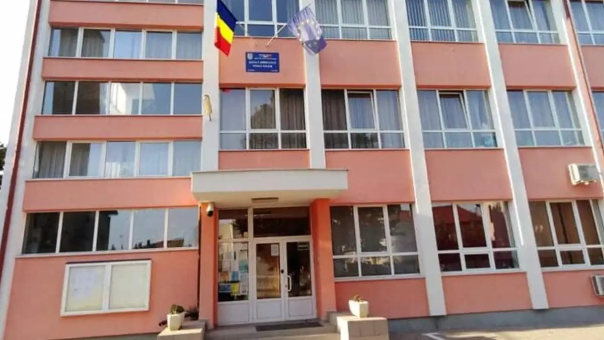 Scoala Gimnaziala Vasile Goldis din Alba Iulia in curs de realizare a unor lucrari de reparatii curente A fost demarata procedura de achizitie