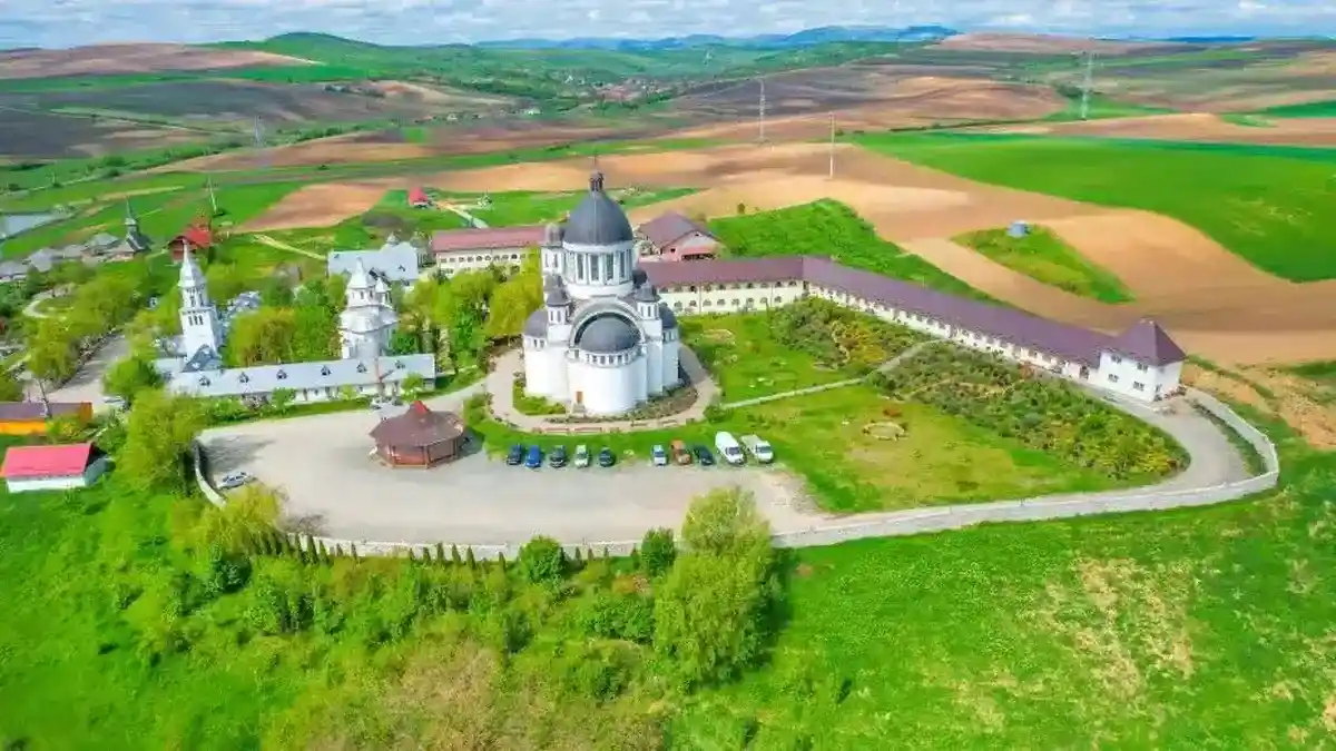 Sfanta Maria 2026 Programul slujbelor de la Manastirea Dumbrava cu ocazia Praznicului Adormirii Maicii Domnului