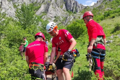 Tanara cu simptome de traumatism cranio cerebral dupa ce ar fi cazut in zona Pestera Liliecilor din Cheile Ampoitei a fost evaluat de un echipaj medical de urgenta
