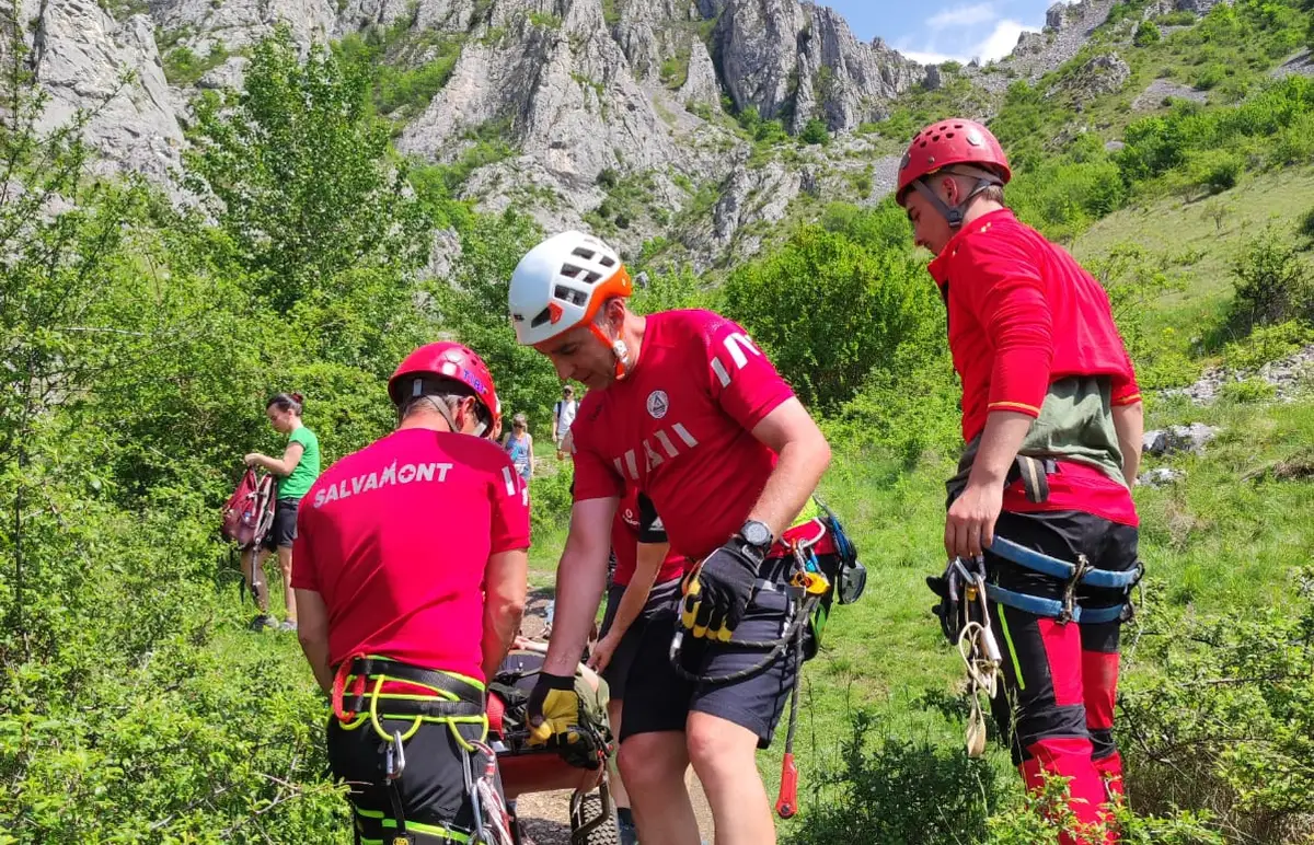Tanara cu simptome de traumatism cranio cerebral dupa ce ar fi cazut in zona Pestera Liliecilor din Cheile Ampoitei a fost evaluat de un echipaj medical de urgenta