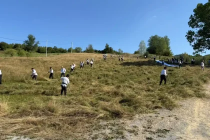 VIDEO Claca la cos un obicei stravechi revigorat intr o comuna din Alba Glasul satului romanesc pastrat in traditiile de altadat ocupatii traditionale muzica si dans popular