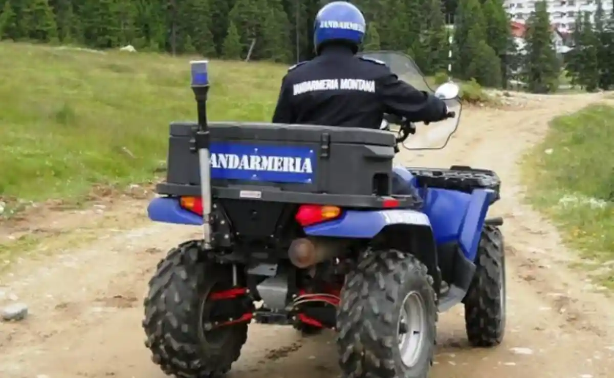 VIDEO Mesaj emotionant de multumire din partea familiei din Dolj salvata de jandarmii montani din Sugag dupa ce s a ratacit si a ramas blocata pe un drum forestier Doi oameni pe care ii vom purta mereu in suflet