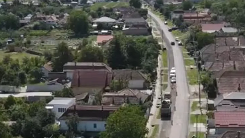 Video Condcte de utilitati vechi de 70 de ani inlocuite in Uioara de Sus Primarul Silviu Vintelere Dupa sapaturi asfaltam tot
