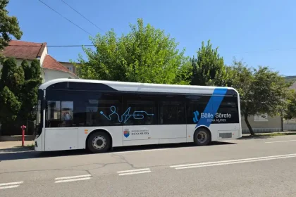 Video Un mic oras din Alba dispune de o firma proprie de transport public electric modern avand toate avizele necesare Trei autobuze si un microbuz pentru locuitorii din oras si comunele invecinate