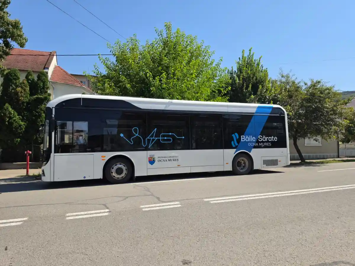 Video Un mic oras din Alba dispune de o firma proprie de transport public electric modern avand toate avizele necesare Trei autobuze si un microbuz pentru locuitorii din oras si comunele invecinate
