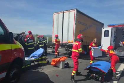accident de circulatie pe a1 directia sebes sibiu coliziune intre o masina si un tir mai multe persone au fost transportate de urgenta la spital