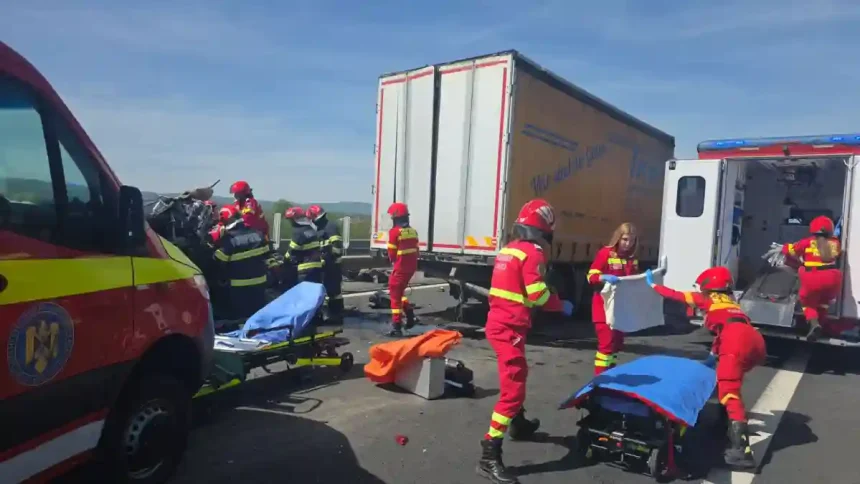 accident de circulatie pe a1 directia sebes sibiu coliziune intre o masina si un tir mai multe persone au fost transportate de urgenta la spital