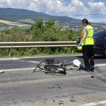 accident in sebes un biciclist de 70 de ani ranit dupa ce a fost lovit de o masina si aruncat in doua autoturisme parcate