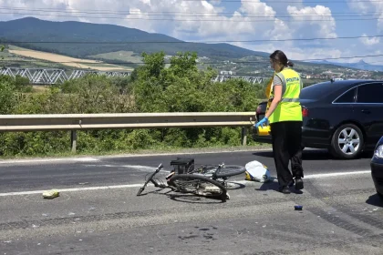 accident in sebes un biciclist de 70 de ani ranit dupa ce a fost lovit de o masina si aruncat in doua autoturisme parcate