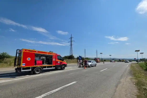 actualizare video accident rutier in alba iulia doua masini s au ciocnit in zona giratoriului de pe soseaua de centura la bariera