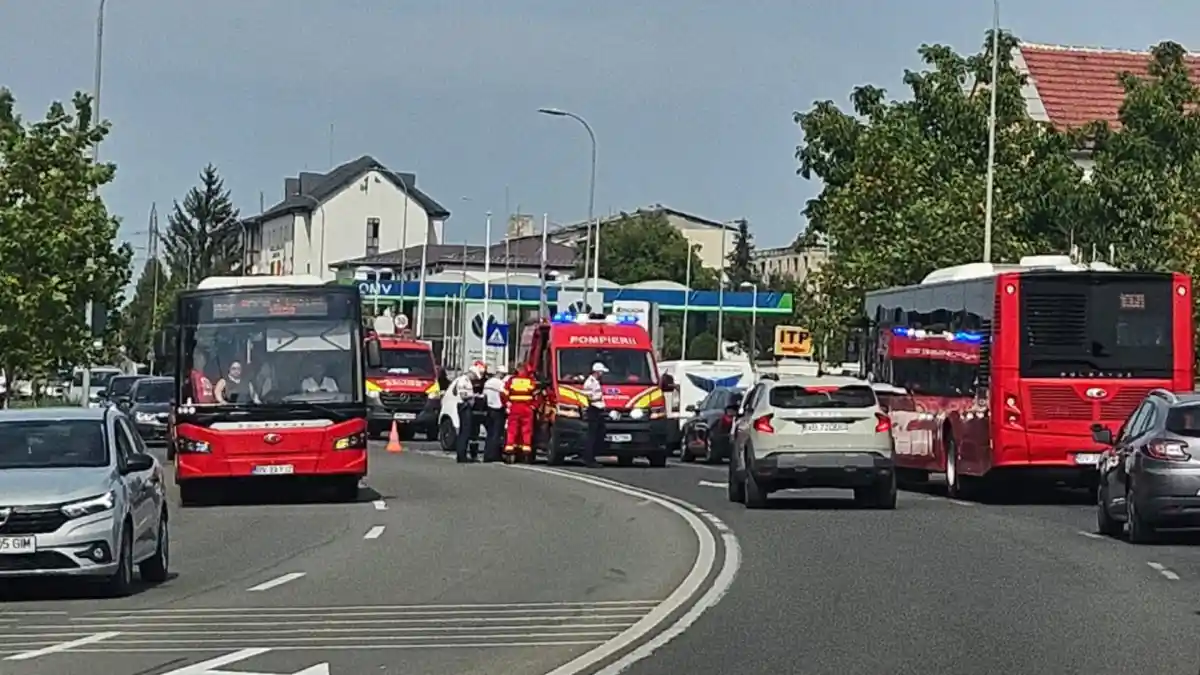 foto accident de circulatie la alba iulia coliziune intre doua masini in zona carolina mall