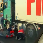 foto accident rutier grav la alba iulia un barbat de 65 de ani prins sub un tir pe calea motilor salvatorii au inceput manevrele de resuscitare