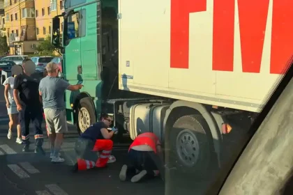 foto accident rutier grav la alba iulia un barbat de 65 de ani prins sub un tir pe calea motilor salvatorii au inceput manevrele de resuscitare